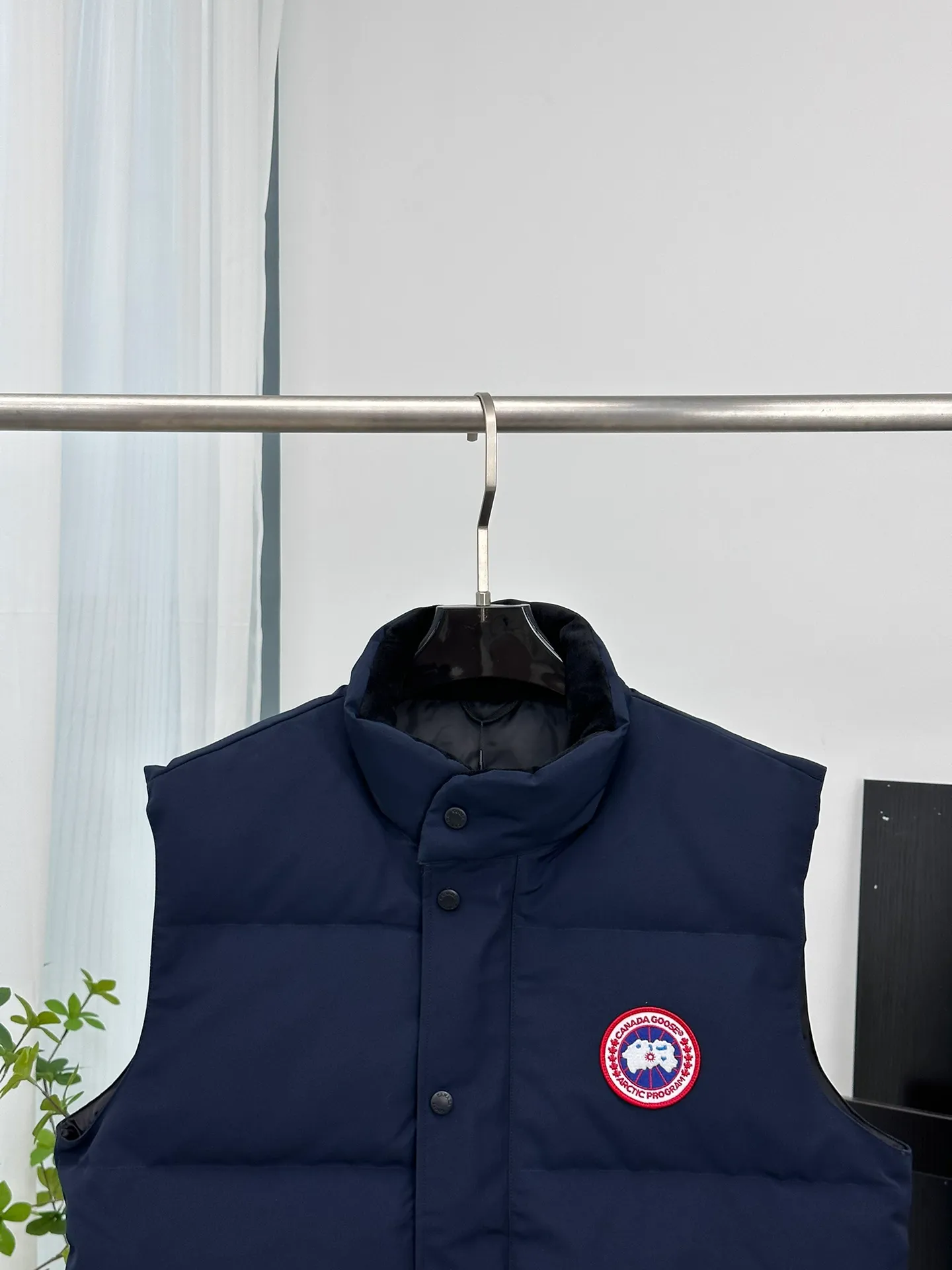P380 [𝗖𝗮𝗻𝗮𝗱𝗲 𝗚𝗼𝗼𝘀𝗲] Canada Goose Couple Vest for Men and Women. 1⃣️Imported Behringer embroidery machine customized 10,000-needle embroidery logo 2⃣️Imported 18-count polyester-cotton blended original fabric 3⃣️Authentic official website synchronized with the new national standard 80% white duck down 4⃣️100% nylon nylon lining with double double-layer sealing design 5⃣️Yoshida YKK customers provide original factory customized electroplating sliders 6⃣️All auxiliary materials and hardware are disassembled and customized! 1:1 restore the official website Color: off-white, leather pink, bright red, sapphire blue, navy blue, black 𝗦𝗜𝗭𝗘:𝗫𝗦-𝗫𝗫𝗟